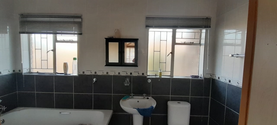 To Let 2 Bedroom Property for Rent in Flamwood North West